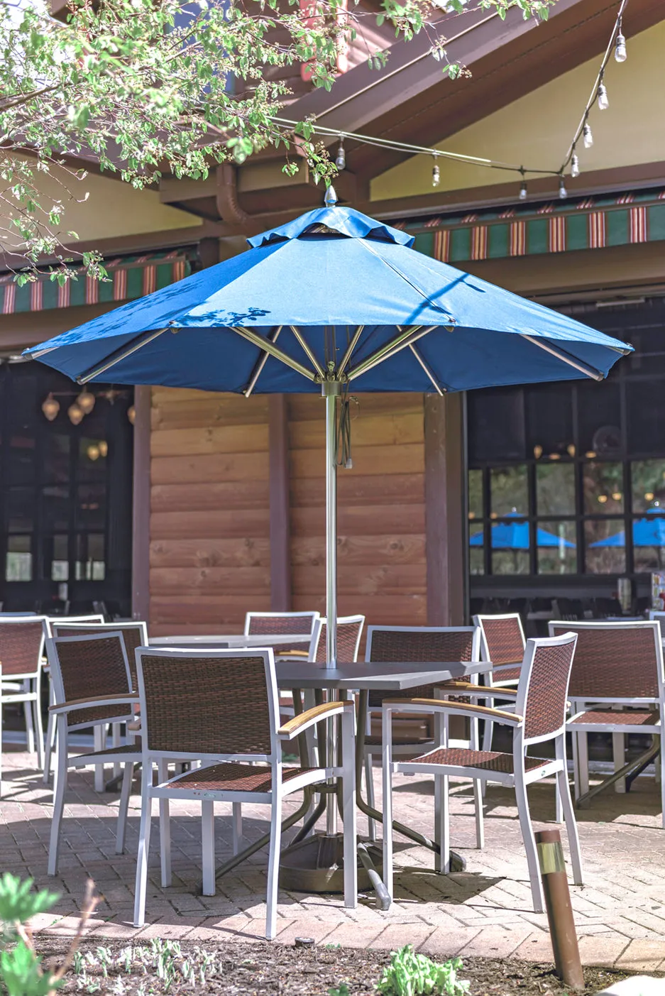 Frankford 845CAM 7.5' Greenwich Pulley Lift Aluminum Market Umbrella